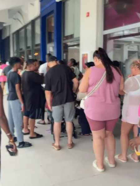Fila formada para retirada de kits que seriam entregues nos quartos do resort onde Mariana e família estão hospedados