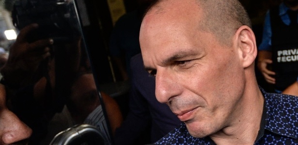 6.jul.2015 - O ministro das Finanças da Grécia, Yanis Varoufakis, anunciou sua renúncia ao cargo pouco mais de 12 horas após o encerramento da votação no referendo; 61% dos gregos disseram "não" às condições dos credores para receber mais ajuda financeira - Andreas Solaro/AFP