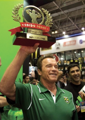 Schwarzenegger com o troféu durante a feira fitness Arnold Classic Brasil - Carduz/Divulgação
