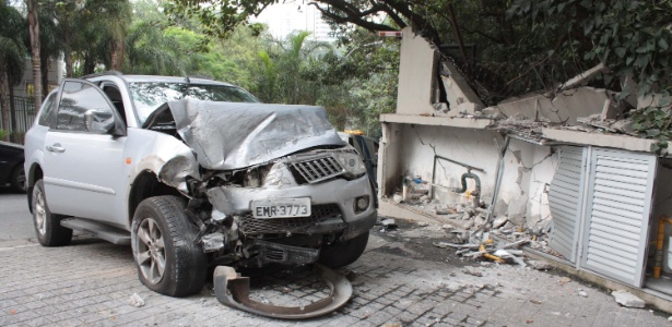 O motorista perdeu o controle e bateu no abrigo de concreto que fica na calçada - Luiz Cláudio Barbosa/Estadão Conteúdo