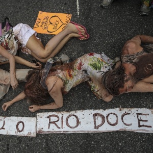 Ato lembra a tragédia ambiental do rompimento da barragem de mineraçao da Samarco, em Mariana (MG), durante protesto pelo clima realizado no Rio de Janeiro - Antonio Lacerda/EFE