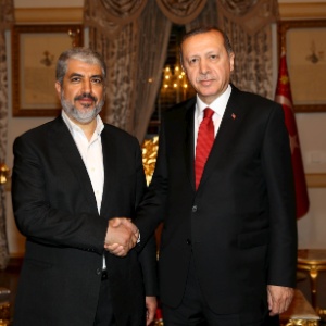 19.dez.2015 - O presidente turco, Recep Tayyip Erdogan (dir), se encontra com o líder do Hamas, Khaled Meshaal, em Istambul, na Turquia - Kayhan Ozer/Presidential Palace/Reuters