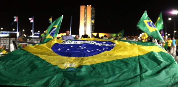 Manifestantes protestam em frente ao Congresso Nacional, em Brasília - 14.abr.2016 - Valter Campanato/Agência B/rasil