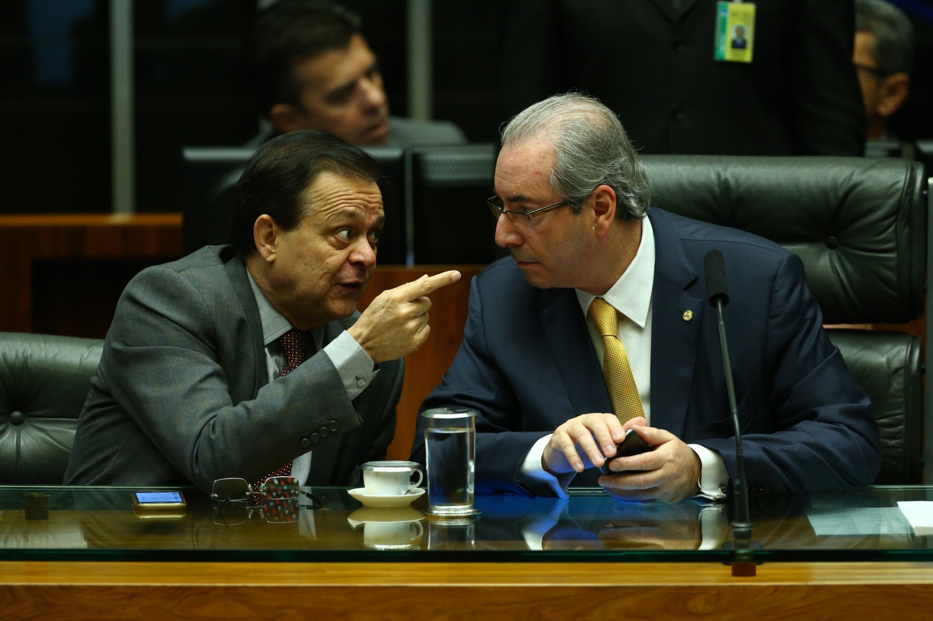 15.abr.2016 - O deputado Jovair Arantes (PTB-GO) conversa o presidente da Câmara dos Deputados, Eduardo Cunha (PMDB-RJ), antes da primeira sessão sobre o processo de impeachment contra a presidente Dilma Rousseff (PT). Arantes é o relator da Comissão de Impeachment - Dida Sampaio/Estadão Conteúdo