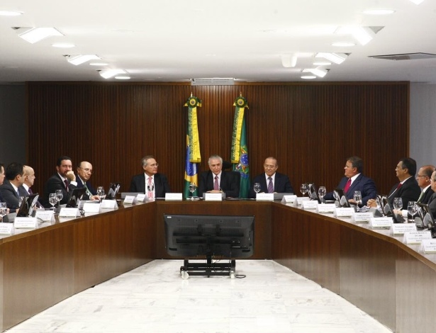 O presidente interino, Michel Temer, se reúne com governadores e ministros, além do presidente do Senado, Renan Calheiros, para selar acordo sobre pagamento de dívidas dos Estados - Divulgação/Twitter @micheltemer