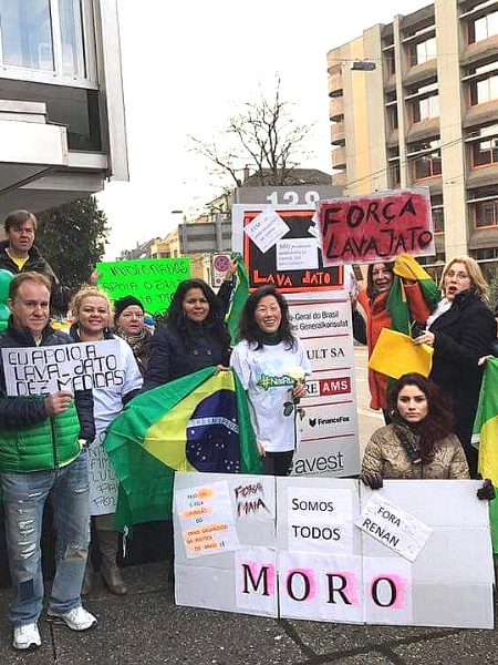 4.dez.2016 - Brasileiros fazem protesto pela Lava Jato em Zurique, na Suíça - Meire Yamaguchi/Via WhatsApp