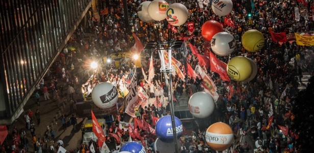 Manifestantes ocupam quase três quarteirões da avenida Paulista na noite desta sexta-feira - Bruno Santos/ Folhapress