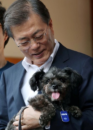 O presidente da Coreia do Sul, Moon Jae-in exibe o cão que foi adotado - Reuters