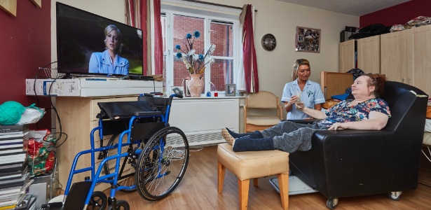 31.jan.208 - Paciente e cuidadora na casa de repouso Millbrow, em Widnes, Inglaterra - Andy Haslam/The New York Times
