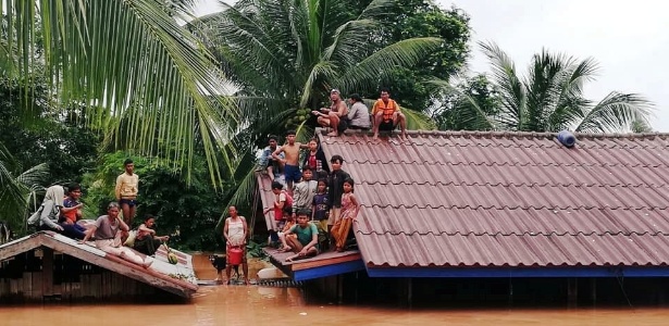 24.jul.18 - Vila no Laos inunda após rompimento de barreira - ABC Laos/Reuters