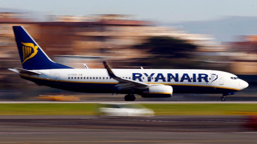Avião da Ryanair decola de aeroporto em Roma, na Itália: aérea europeia tem adotado prática considerada discriminatória para averiguar nacionalidade de passageiros - Tony Gentile/Reuters