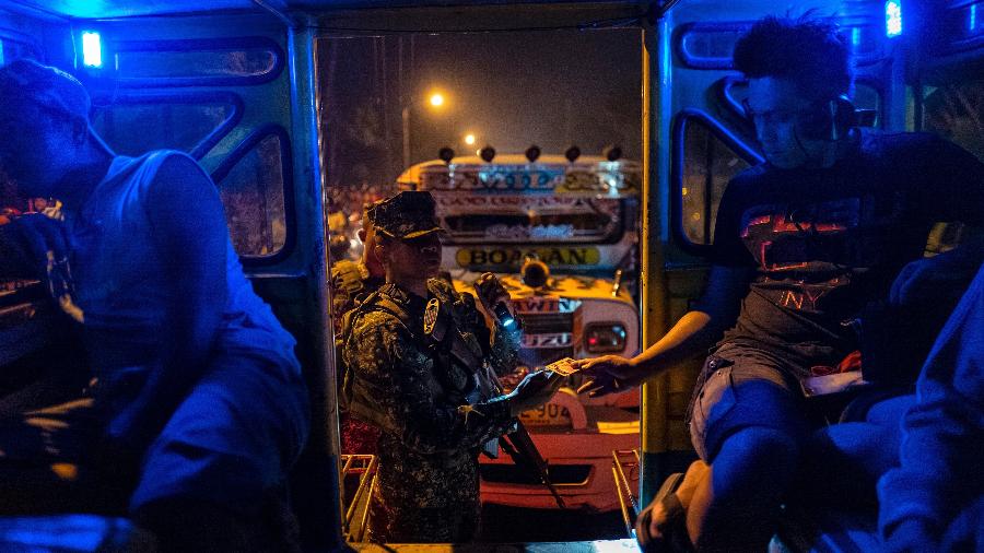 Soldados detêm veículos para inspeção na entrada da cidade de Zamboanga, no sul das Filipinas - Jes Aznar/The New York Times