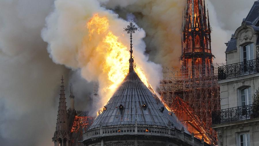 15.abr.2019 - Fumaça sobe enquanto chamas atingem a famosa Catedral de Notre-Dame, no centro de Paris - AFP