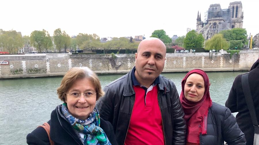 16.abr.2019 - Anne Marie Leclerc, Farid e Fatian Maksoud acompanharam lado a lado o rescaldo na catedral de Notre-Dame - Tiago Leme/UOL