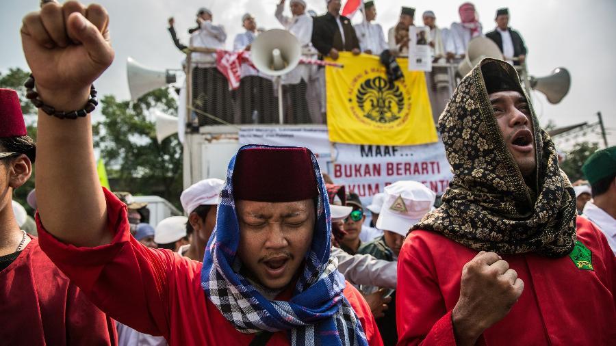 6.abr.2018 - Muçulmanos linha-dura pedem a prisão do autor de um poema considerado insultuoso ao islã, durante uma manifestação em Jacarta, na Indonésia - Kemal Jufri/The New York Times