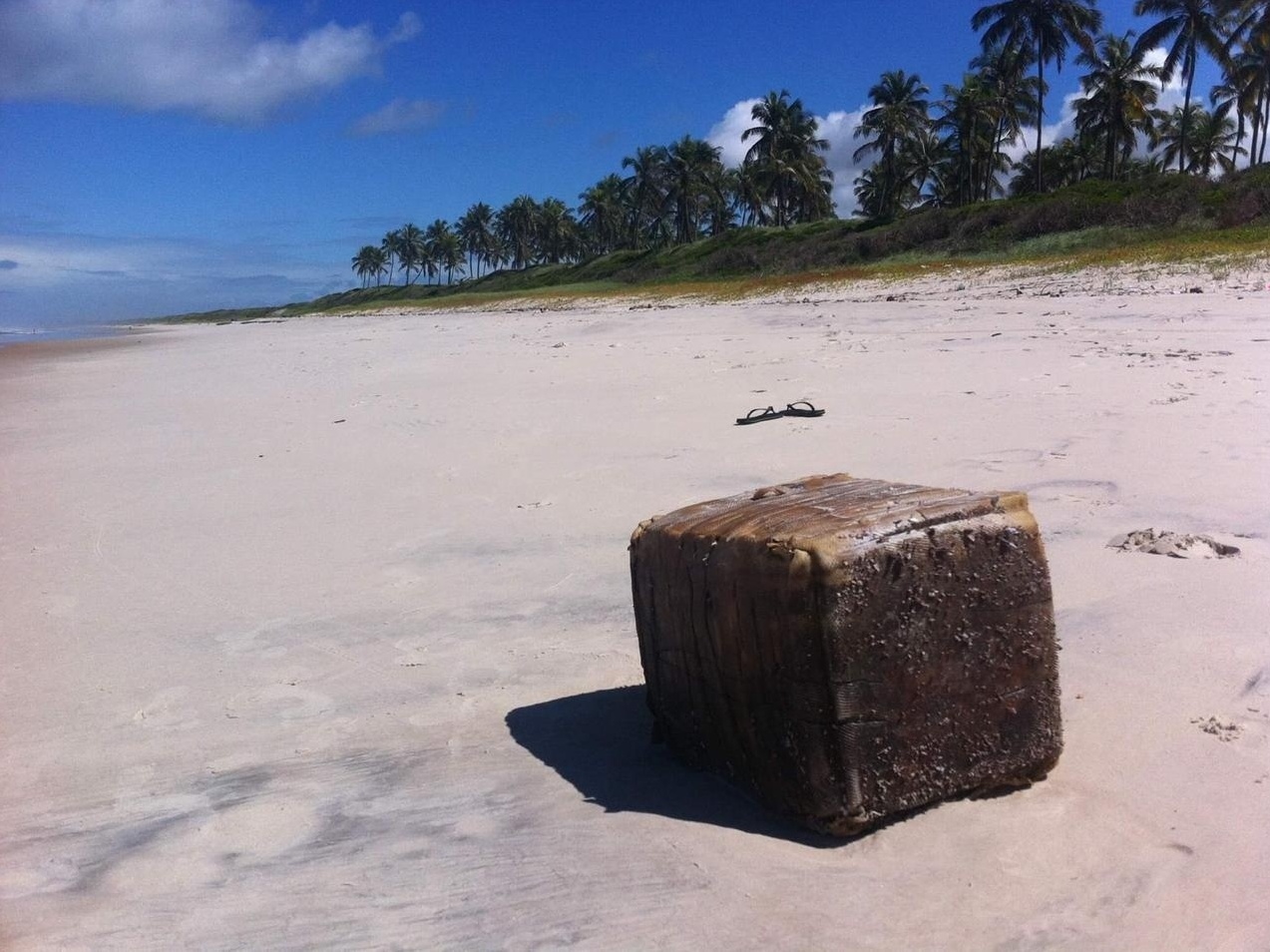 Caixas misteriosas encalham em praias no NE e causam acidente com 2 mortos  - 12/06/2019 - UOL Notícias