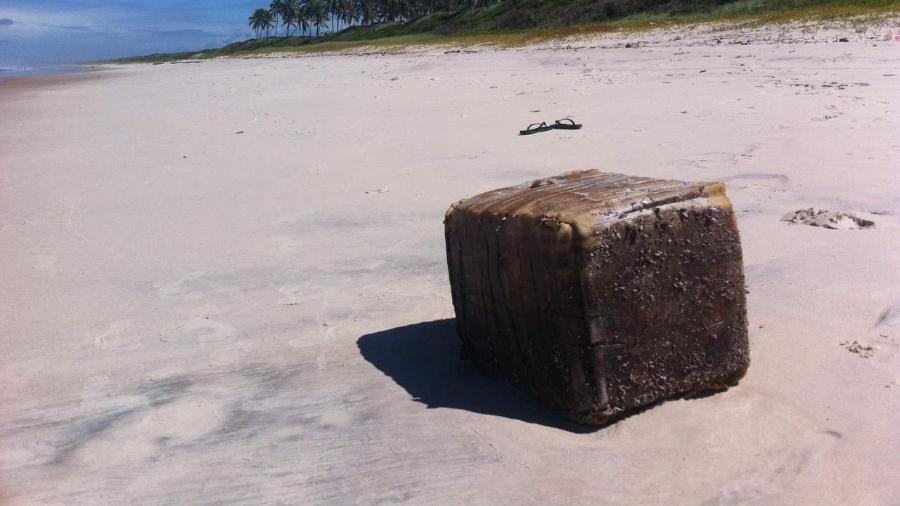 12.jun.2019 - Caixas misteriosas encalham em praias do Nordeste e causam acidentes - Divulgação/Instituto Biota de Conservação 