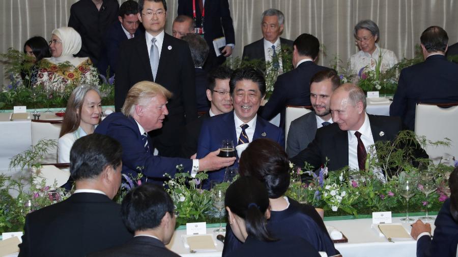 28.junho.2019 - Ao contrário das outras lideranças que beberam em taças no jantar do G20, Putin foi flagrado usando uma caneca térmica branca - Reuters