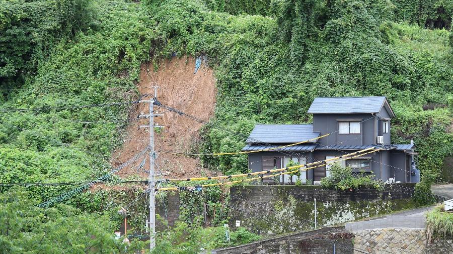 Encosta desliza perto de uma casa em Kagoshima, no Japão - Jiji Press/AFP