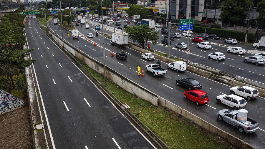 Marginal Tietê alagada próximo a ponte das Bandeiras; via permaneceu em estado de atenção por cerca de 11 horas entre a madrugada e a manhã de hoje - Danilo Verpa/Folhapress