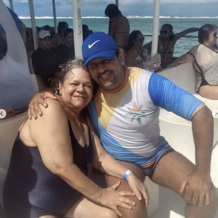 O operador de turismo Tarcísio Silva e a mãe dele, Lucimar, que morreu no naufrágio de um catamarã em Maragogi (AL) - Reprodução/Instagram Simbora