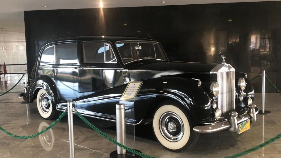 Rolls-Royce de capota fixa exposto no térreo do Palácio do Planalto, hoje (3) - Luciana Amaral/UOL