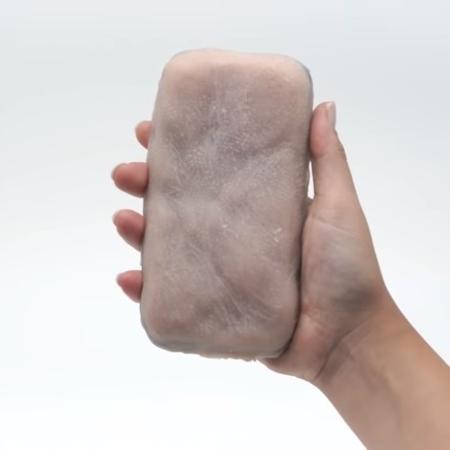 Capa de celular que imita pele humana - Divulgação