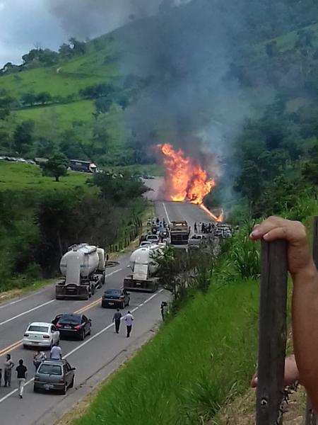 Caminhão bate em carreta, pega fogo e uma pessoa morre na BR-381, em Nova Era (MG) - Divulgação/PRF