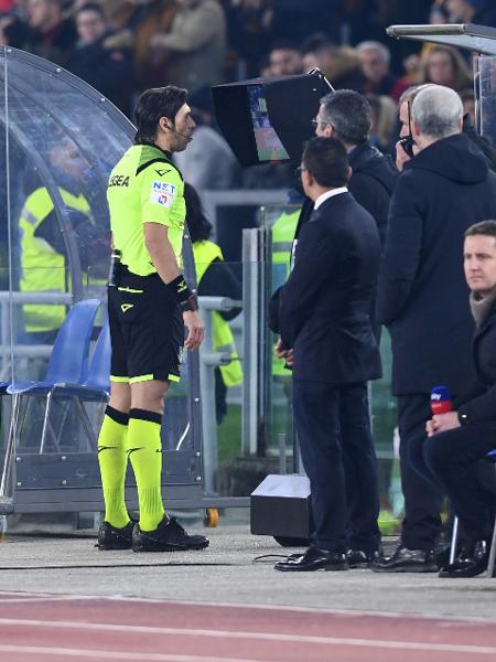 Árbitro olha o monitor do VAR durante partida entre Roma e Lazio pelo Campeonato Italiano - 