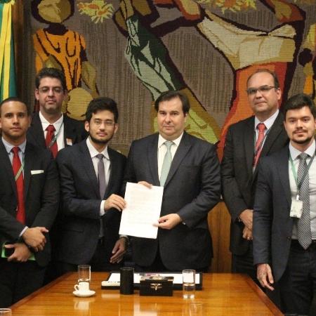 Relator da licença ambiental, Kim Kataguiri (DEM-SP), entrega texto ao presidente da Câmara, Rodrigo Maia (DEM-RJ) - Divulgação