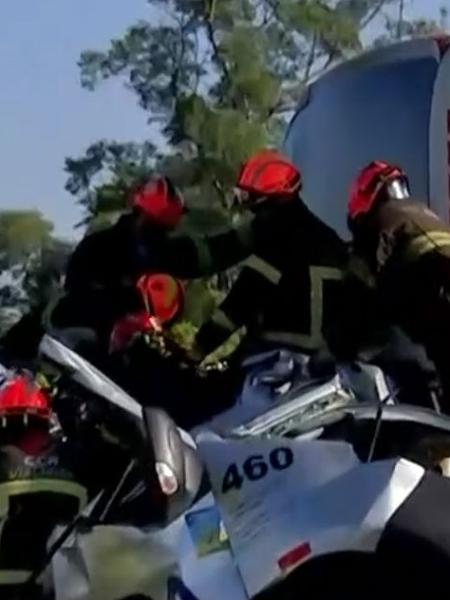 Bombeiros trabalham para tirar vítima de van que foi prensada no engavetamento - Reprodução/TV Globo