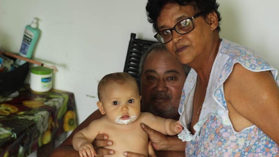 Wilton e Sandra Falcão posam para foto com a bebê Maria Rita, a primeira neta - Arquivo pessoal