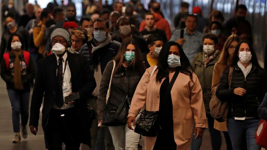Usuários do transporte público usam máscaras de proteção em Paris - Reuters