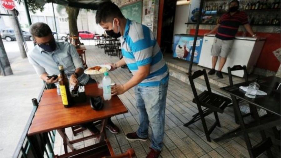 Em vários lugares, bares e restaurantes têm regras de distanciamento de mesas e número de clientes - Reuters
