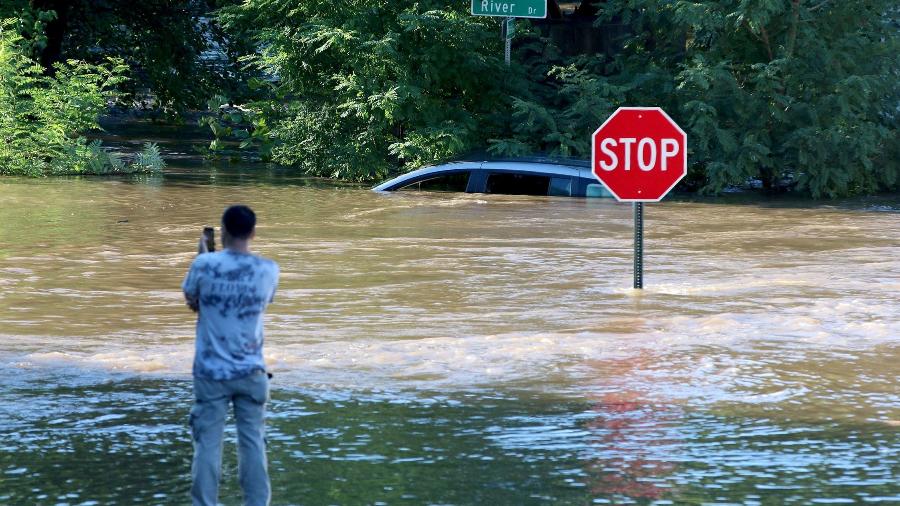 Homem tira foto de carro submerso após passagem da tempestade Ida em Passaic, Nova Jérsei (EUA) -  Thomas P. Costello/USA TODAY Network via Reuters