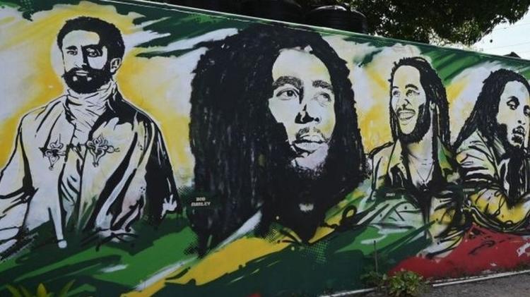Cristão, Haile Selassie (à esquerda) negou que fosse imortal, mas continua sendo adorado pelos rastafáris