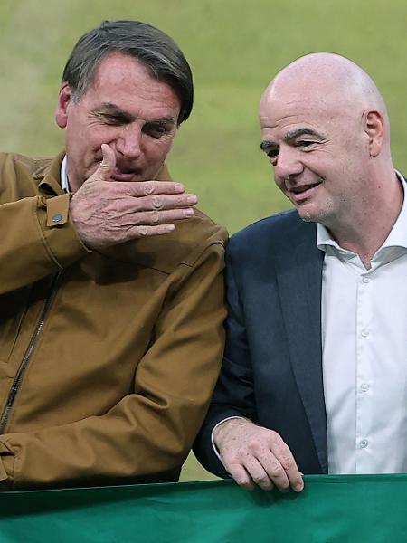 Jair Bolsonaro ao lado do presidente da Fifa, Gianni Infantino - KARIM JAAFAR/AFP
