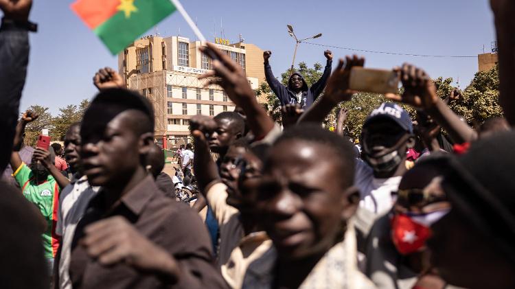 Manifestantes apoiam militares de Burkina Faso na capital do país, Ouagadougou