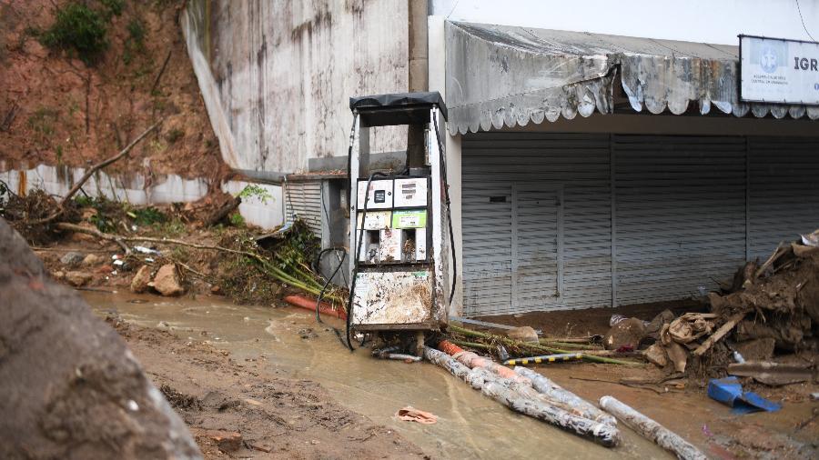 21.fev.2022 - Parte de Petrópolis ficou tomada por lama e destroços após deslizamentos de terra e enxurradas - Lucas Landau/UOL
