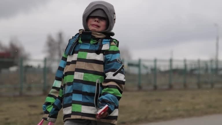 5.mar.2022 - Menino chora enquanto caminha sozinho na fronteira da Ucrânia com a Polônia - REUTERS