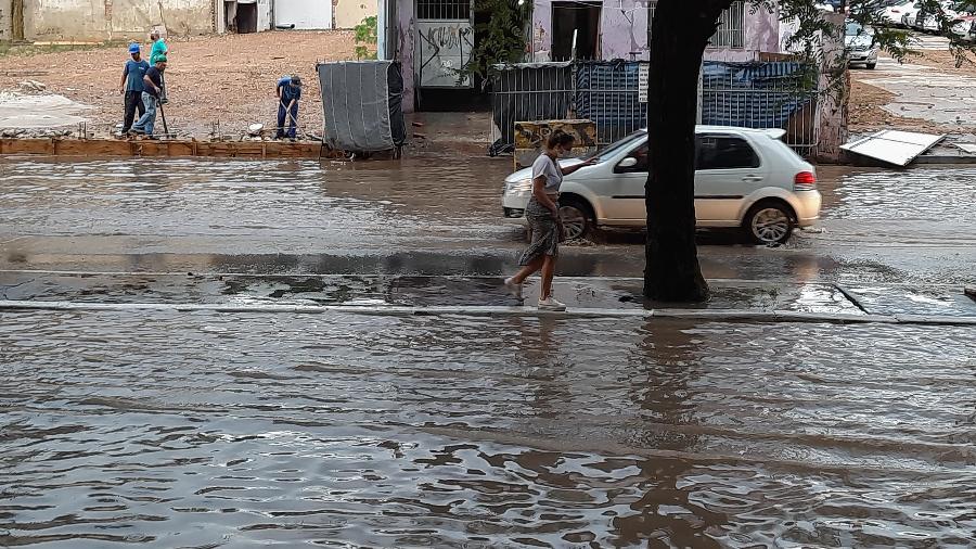 5.mar.2022 - Forte chuva causou alagamento na região da Barra Funda, em São Paulo  - Allison Sales/Estadão Conteúdo