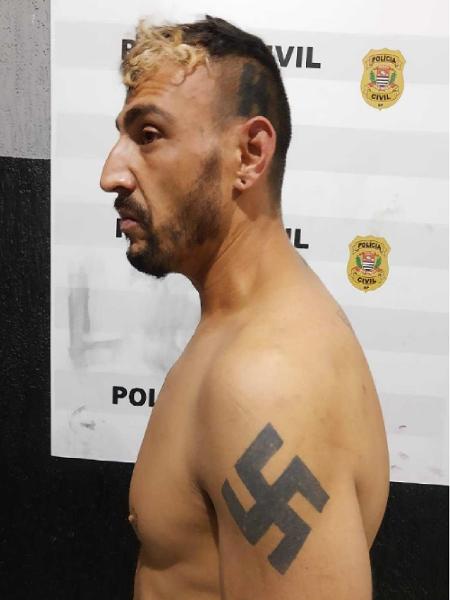 A suástica nazista tatuada no braço esquerdo desmontou a versão de inocência apresentada por Guilherme Jacullo Evangelista - Reprodução