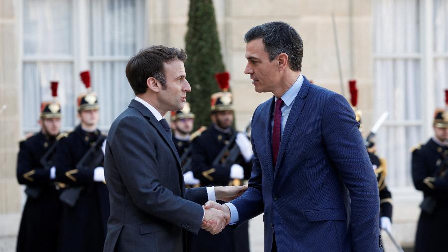 21.mar.22 - O presidente francês Emmanuel Macron recebe o primeiro-ministro espanhol Pedro Sanchez para uma reunião no Palácio do Eliseu, em meio à invasão da Ucrânia pela Rússia, em Paris, França - BENOIT TESSIER/REUTERS
