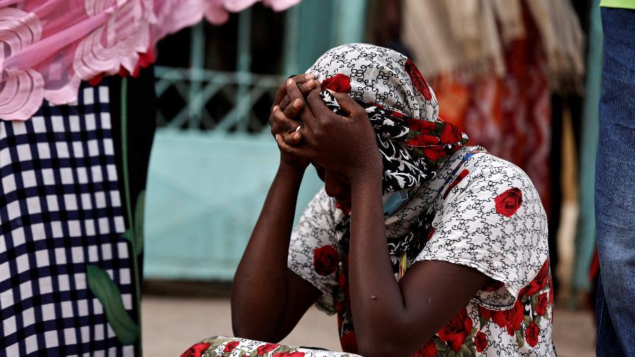 Kaba, mãe de uma bebê de 10 dias, chora do lado de fora de hospital onde bebês recém-nascidos foram mortos em um incêndio na unidade neonatal do hospital em Tivaouane, no Senegal - Zohra Bensemra/Reuters