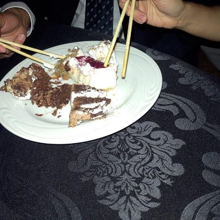Por falta de talheres, parentes de formando da Aman tiveram que comer com hashis - Foto recebida por WhatsApp - Foto recebida por WhatsApp