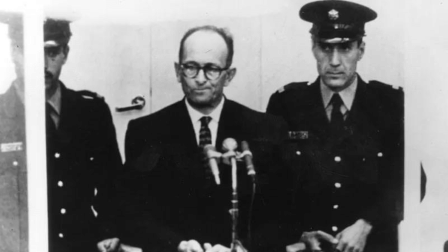 Adolf Eichmann, conhecido como "arquiteto do Holocausto", foi capturado pelo Mossad e julgado em Jerusalém por crimes de guerra - CENTRAL PRESS/GETTY IMAGES