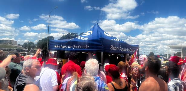 Com calor e falta de sombra, público briga por água na posse de Lula