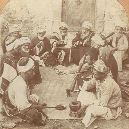 Árabes palestinos tomam café no início do século 20 