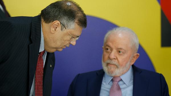 Flávio Dino e Lula em encontro no Planalto em novembro de 2023. Ação no caso das emendas é contraditória ou é 'dobradinha'? E quem afinal está por trás das emendas bilionárias?