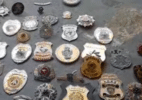 Polícia fecha fábrica clandestina que produzia distintivos falsos no RJ - Reprodução/TV Globo